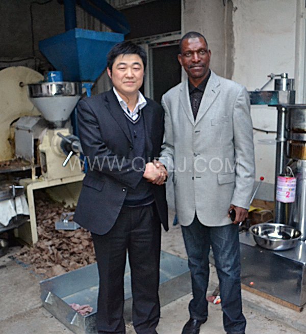 剛果考察團(tuán)代表Benoit一行來(lái)我廠(chǎng)參觀(guān)考察(圖4)