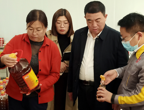 河南省農(nóng)業(yè)廳專家驗收小組對蘭考花生基地及特香型花生油加工設(shè)備進行綠色食品加工認證驗收(圖3) 河南省農(nóng)業(yè)廳專家驗收小組對蘭考花生基地及特香型花生油加工設(shè)備進行綠色食品加工認證驗收(圖3)