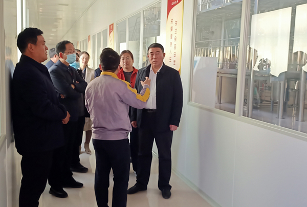 河南省農(nóng)業(yè)廳專家驗收小組對蘭考花生基地及特香型花生油加工設(shè)備進行綠色食品加工認證驗收(圖5) 河南省農(nóng)業(yè)廳專家驗收小組對蘭考花生基地及特香型花生油加工設(shè)備進行綠色食品加工認證驗收(圖5)